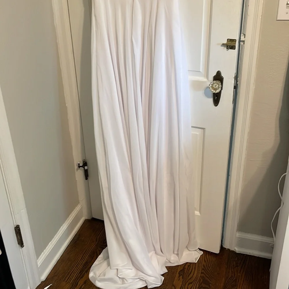 Wedding dress, never worn! - Picture 8 of 9